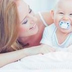 移植囊胚第五天恶心厉害但试纸白板正常吗？